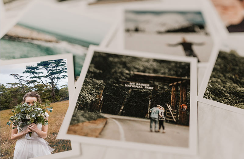 Gedrukte trouwfoto's met wit canvas worden op tafel gelegd die zijn gemaakt door trouwfotograaf in Amsterdam