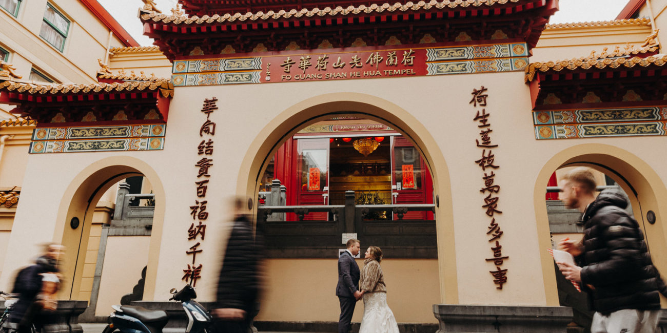 Wedding couple photoshoot in front of He Hua Tempel or Fo Guang Shan Holland Tempel in China town Amsterdam.