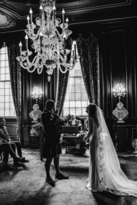 Trouwen in Oud Stadshuis in Den Haag. Trouwfotograaf in Den Haag. Wedding photographer in Den Haag captured a black and white photo of the bride and groom in beautiful hall of Our Stadshuis of The Hague
