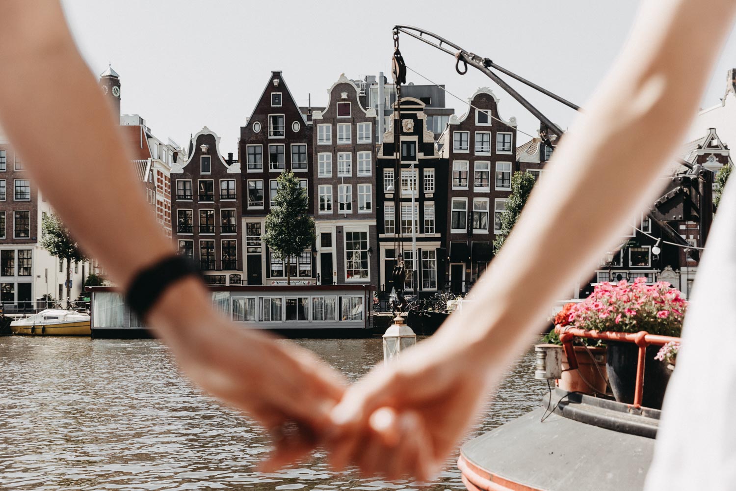 Hands holding each other while the couple photoshoot in Amsterdam