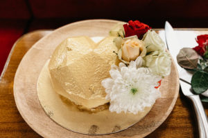 wedding cake in Amsterdam to order in shape of golden heart