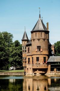 A view of the tower at Kasteel de Haar, a stunning castle in the Netherlands, where a horse-drawn carriage arrives with the newlywed couple who trouwen in Kasteel de Haar.