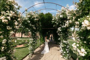 Photoshoot in Kasteel de Haar, bride stays in beautiful flower garden