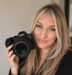 Professional photographer in Amsterdam holding a Canon camera during a portrait session